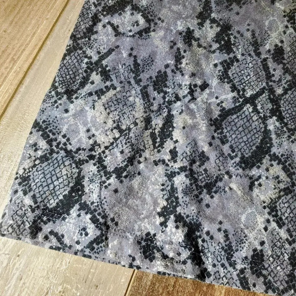 Kate Hill Medium Women's Gray and Black Metallic Snakeskin Print Top NWOT - Picture 10 of 16